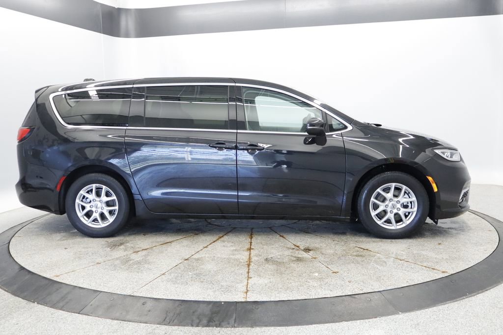 Certified 2023 Chrysler Pacifica Touring-L FWD image 8
