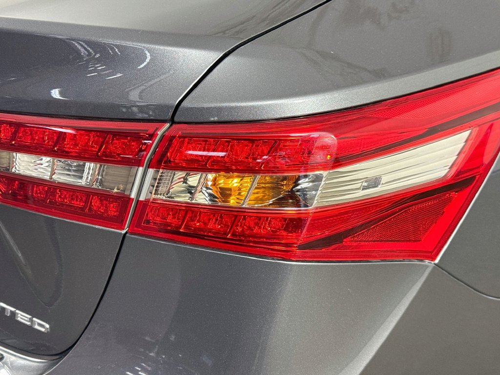 Used 2018 Toyota Avalon Limited FWD image 33