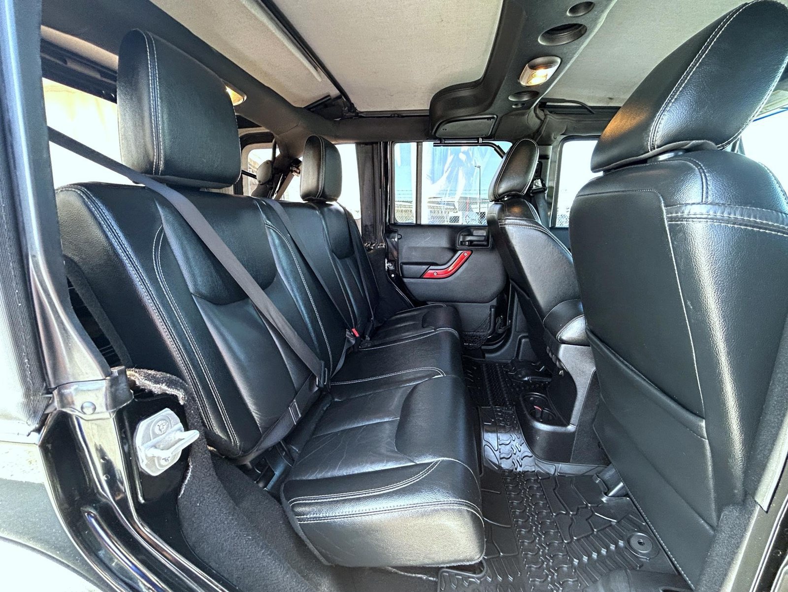 Used 2015 Jeep Wrangler Unlimited Rubicon AWD/4WD image 18