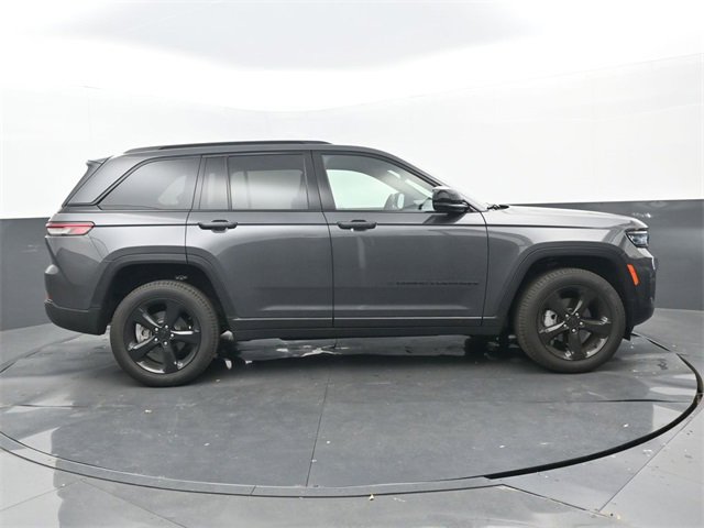 Used 2025 Jeep Grand Cherokee Limited w/ Black Appearance Package image 2