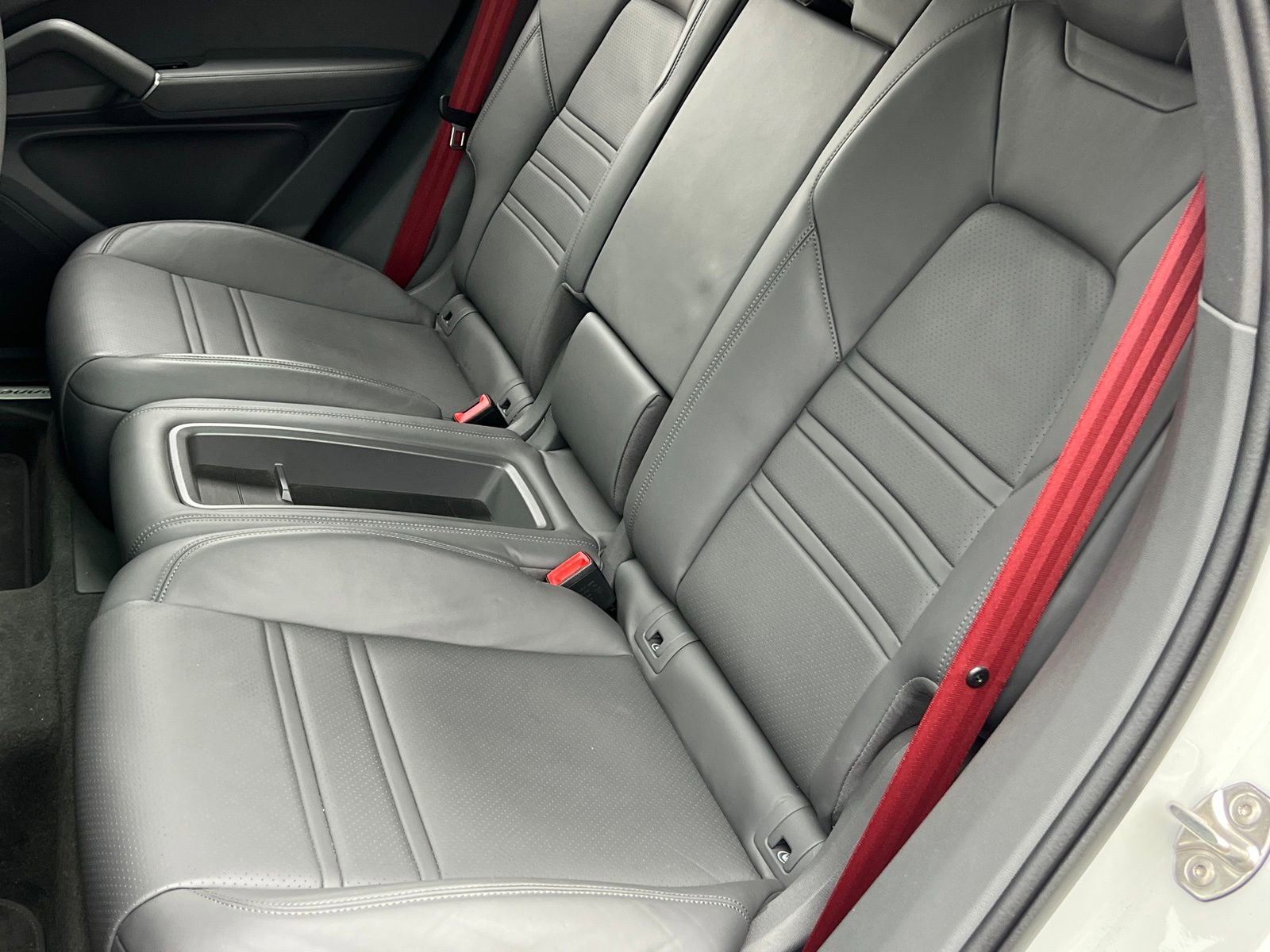 Certified 2022 Porsche Cayenne Platinum Edition image 17