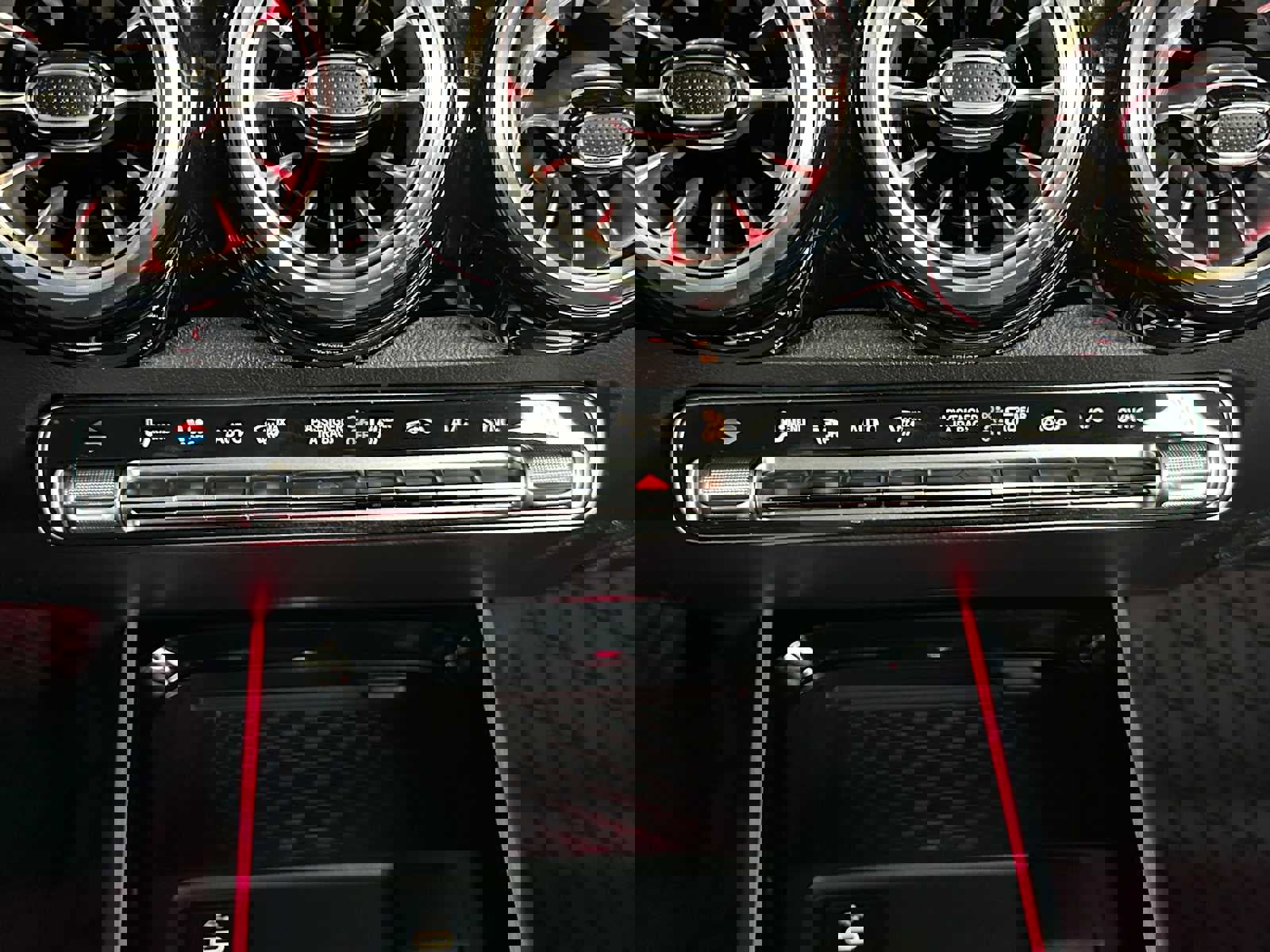 Used 2025 Mercedes-Benz GLB 250 4MATIC image 28