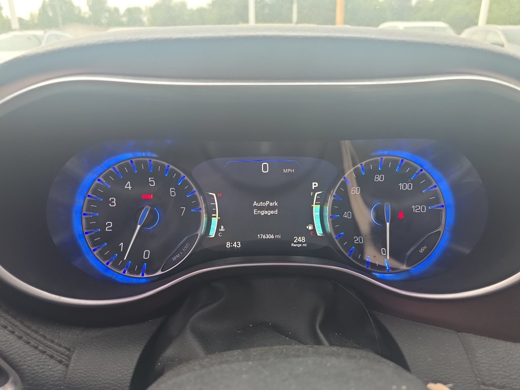 Used 2020 Chrysler Pacifica Limited w/ Advanced Safetytec Group FWD image 10