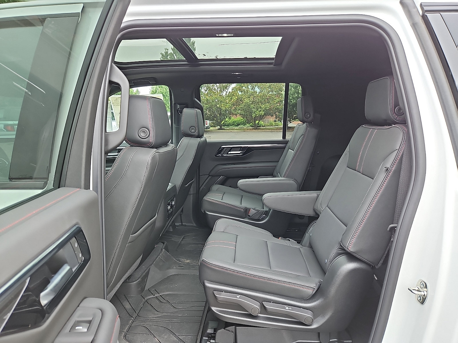 New 2026 Chevrolet Suburban RST w/ Comfort Package AWD/4WD image 6