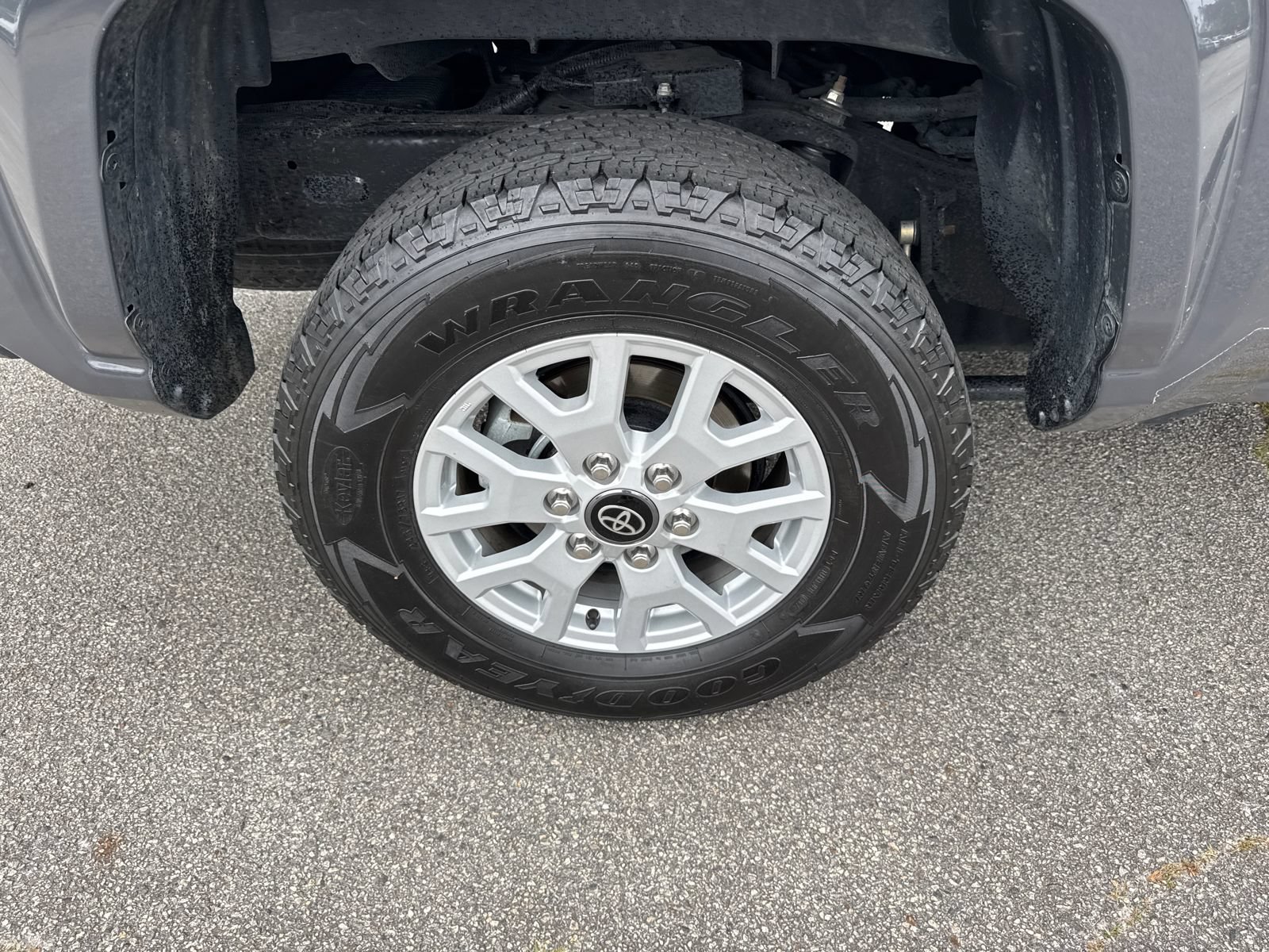 Used 2024 Toyota Tacoma SR5 AWD/4WD image 17