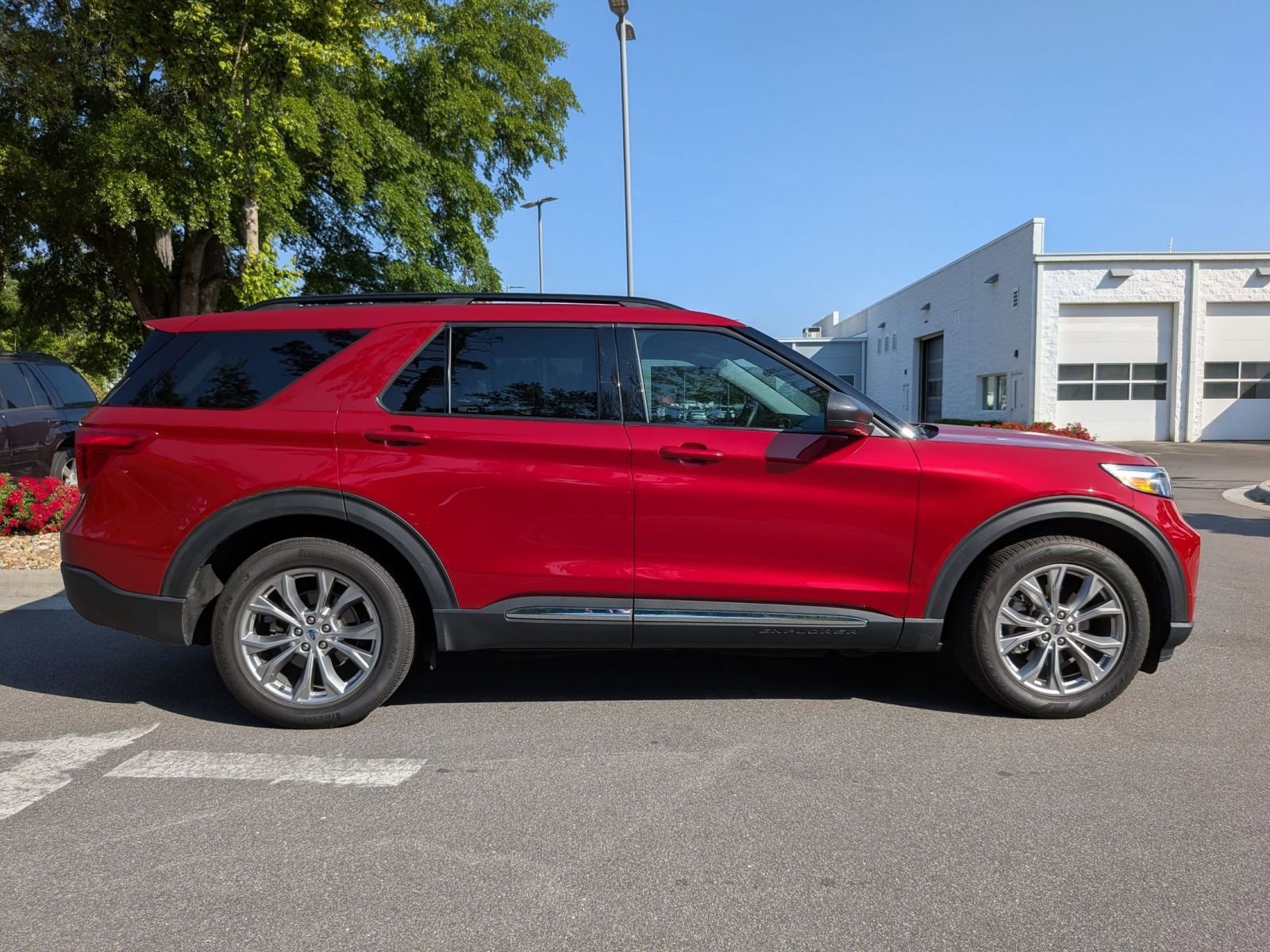 Used 2023 Ford Explorer XLT w/ Equipment Group 202A RWD image 2