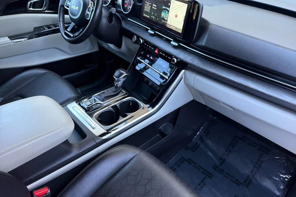 Used 2024 Kia Carnival EX FWD image 15