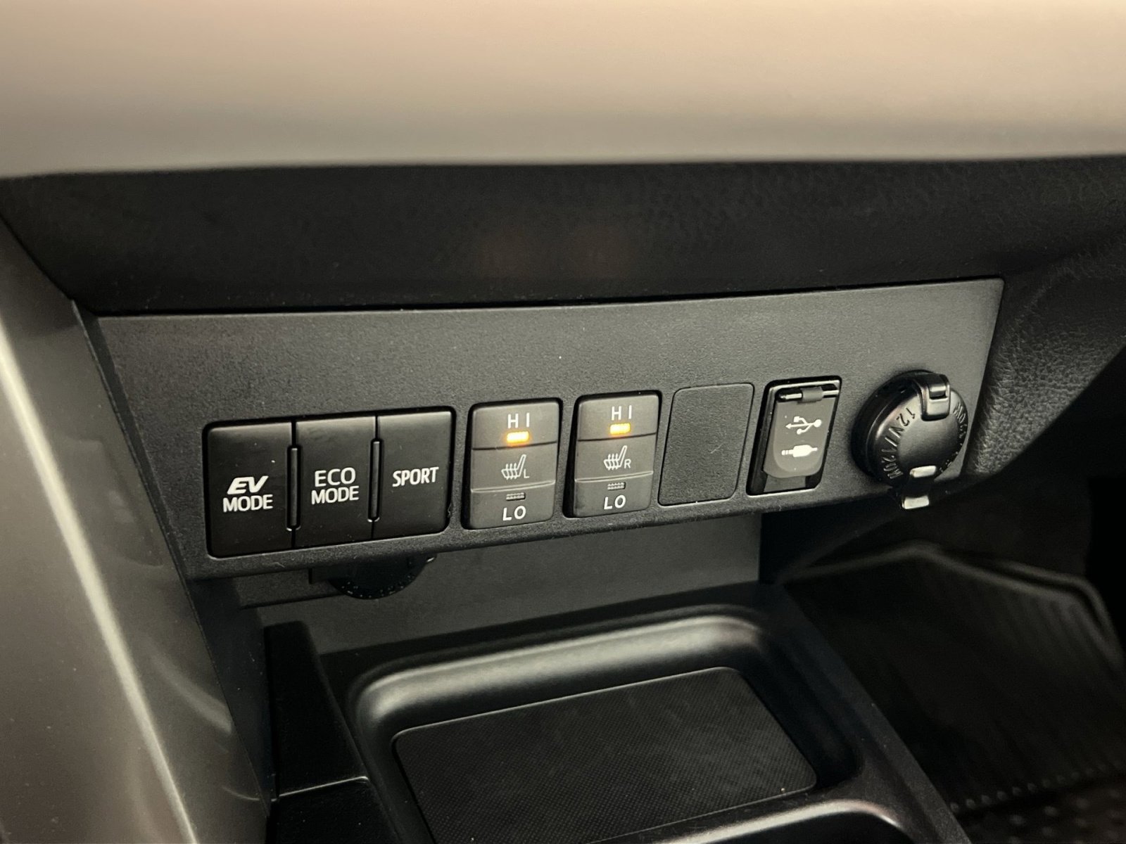 Used 2018 Toyota RAV4 Limited image 33