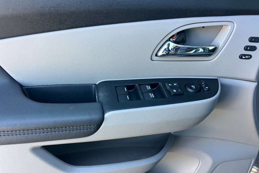 Used 2014 Honda Odyssey Touring Elite image 10