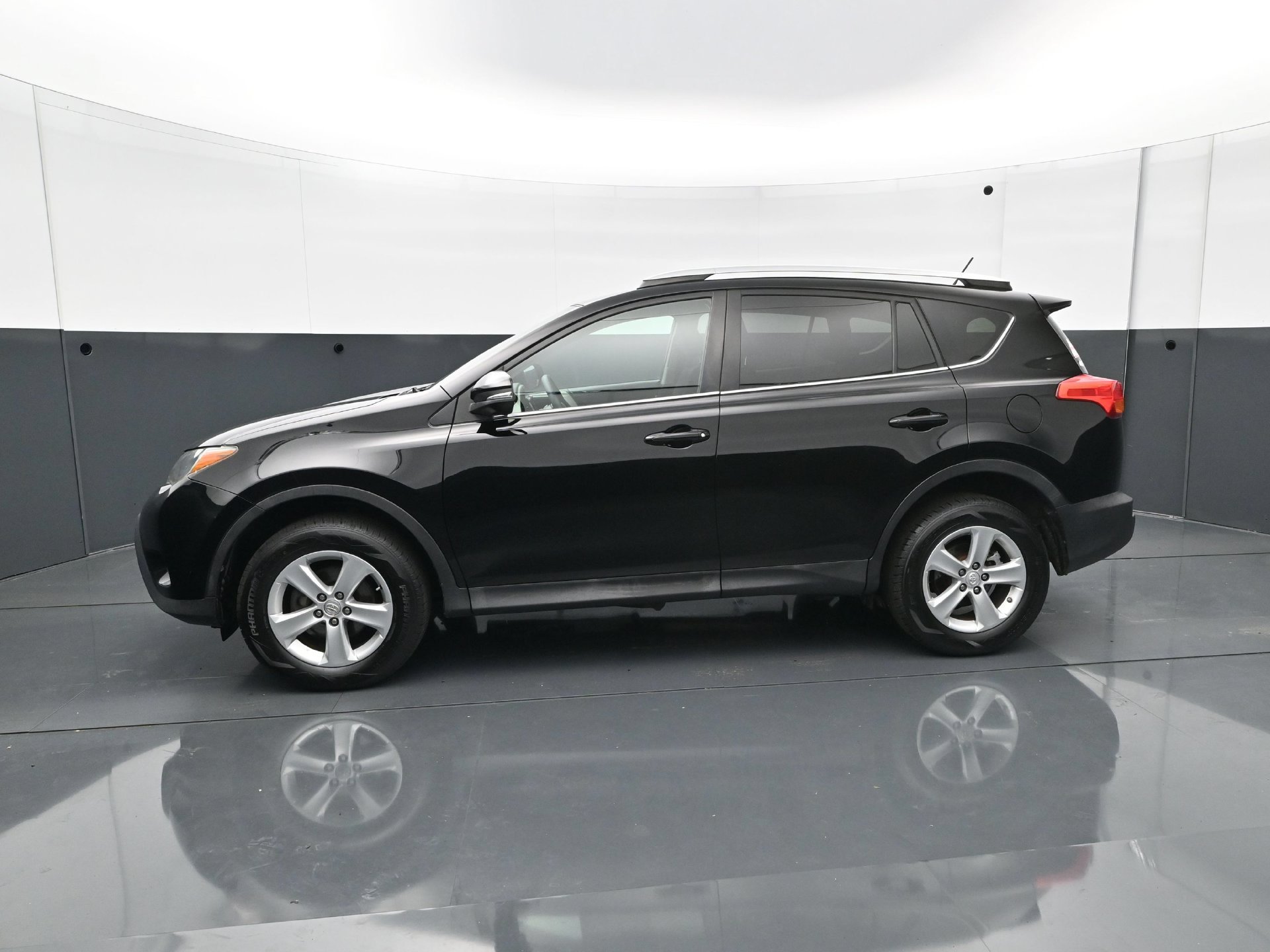 Used 2014 Toyota RAV4 XLE AWD/4WD image 3