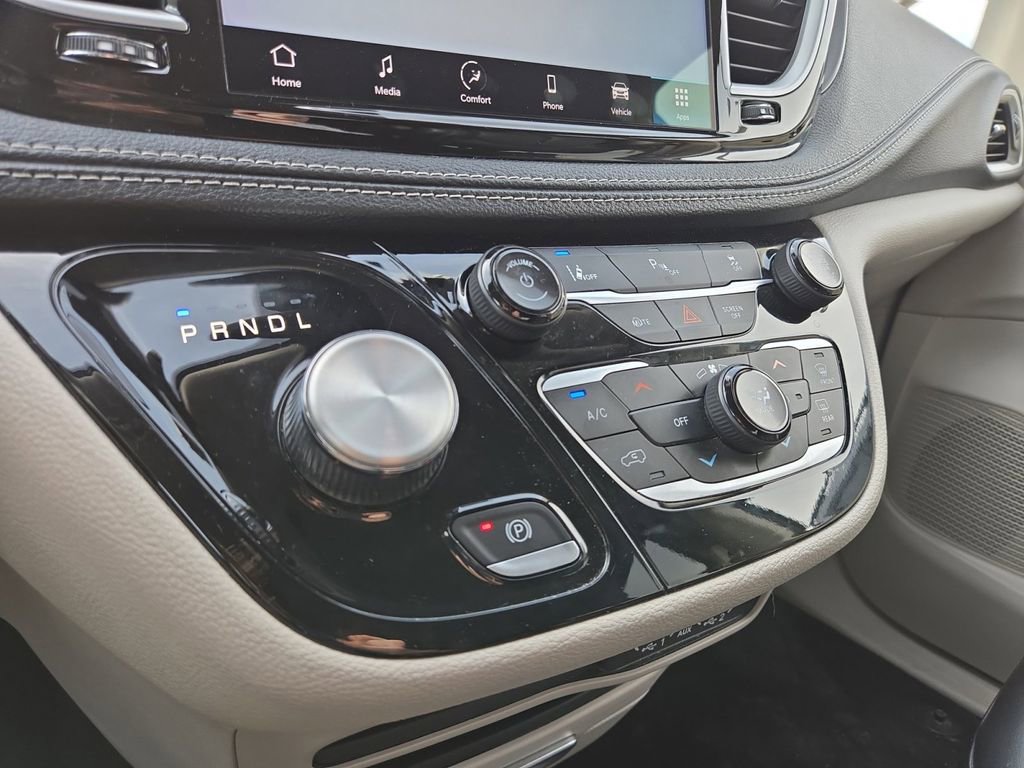 Used 2023 Chrysler Pacifica Touring-L image 21