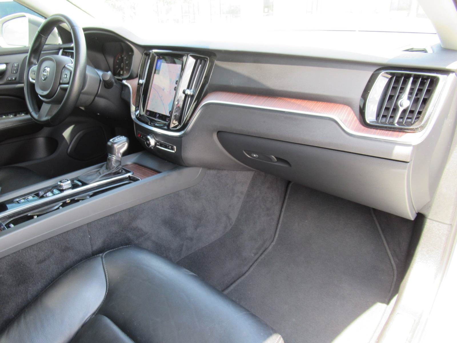 Used 2021 Volvo S60 T5 Momentum FWD image 11