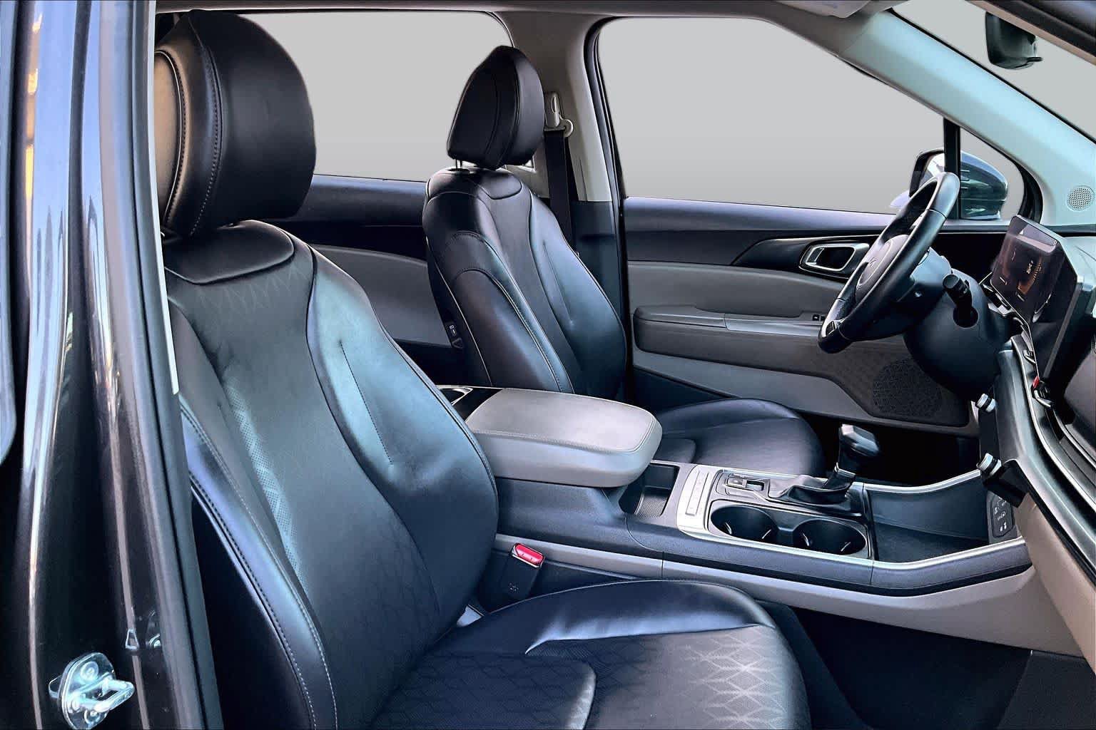 Used 2025 Kia Carnival FWD image 9