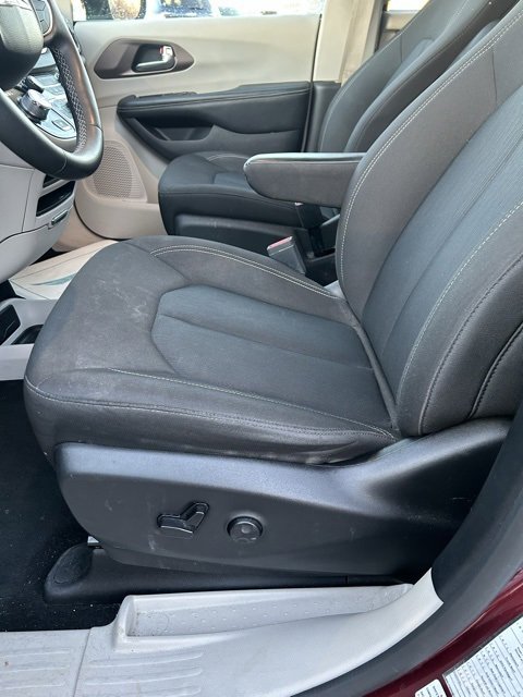 Used 2023 Chrysler Voyager LX image 5