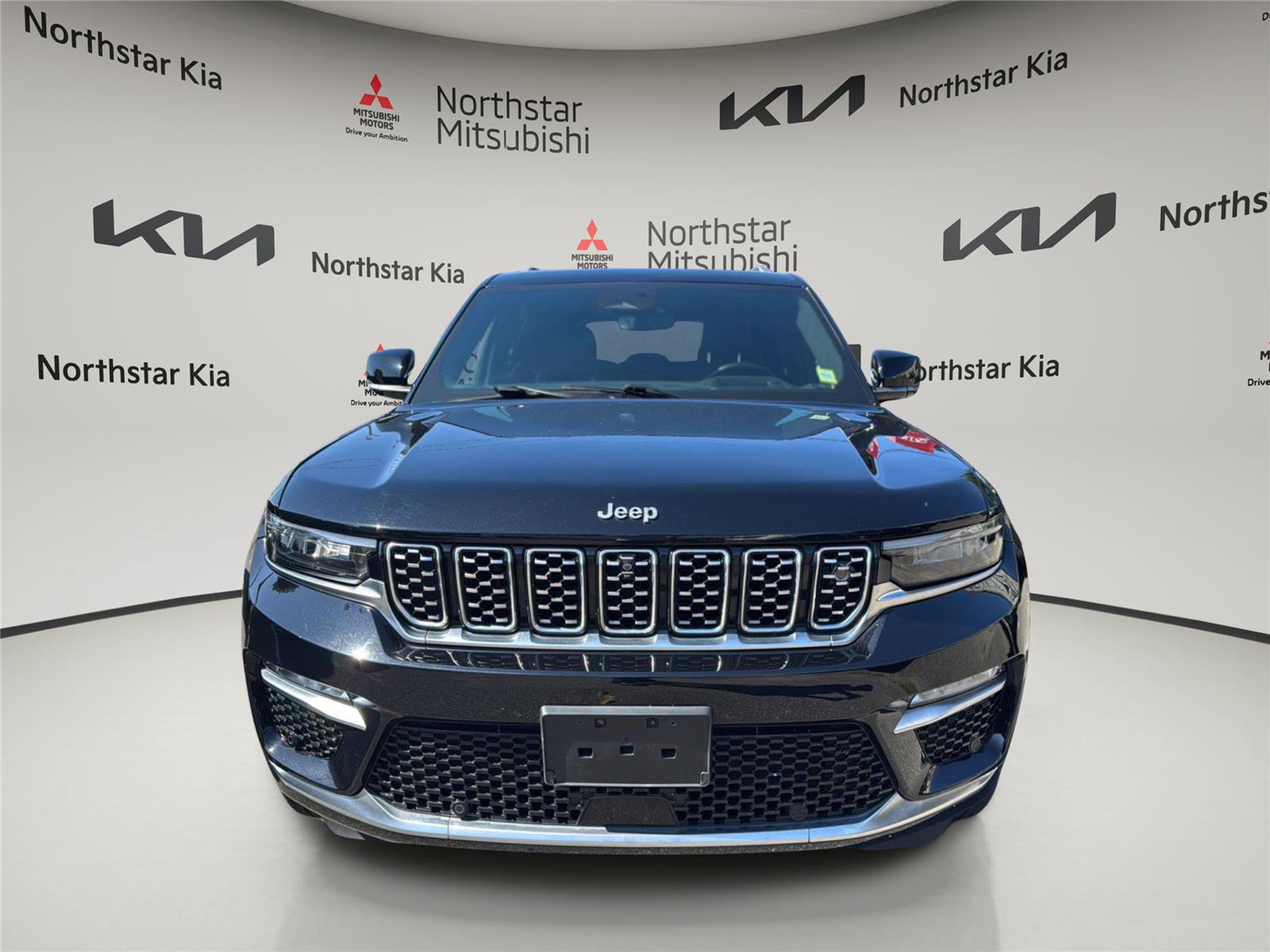 Used 2023 Jeep Grand Cherokee Summit AWD/4WD image 11