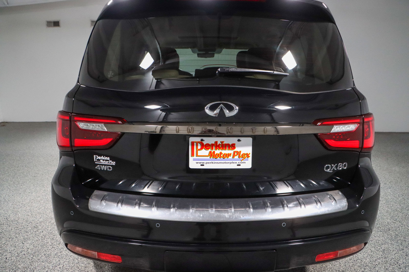 Used 2023 INFINITI QX80 Premium Select w/ Cargo Package image 8