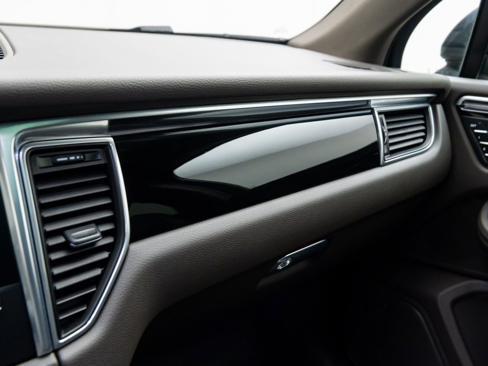 Used 2017 Porsche Macan S image 30