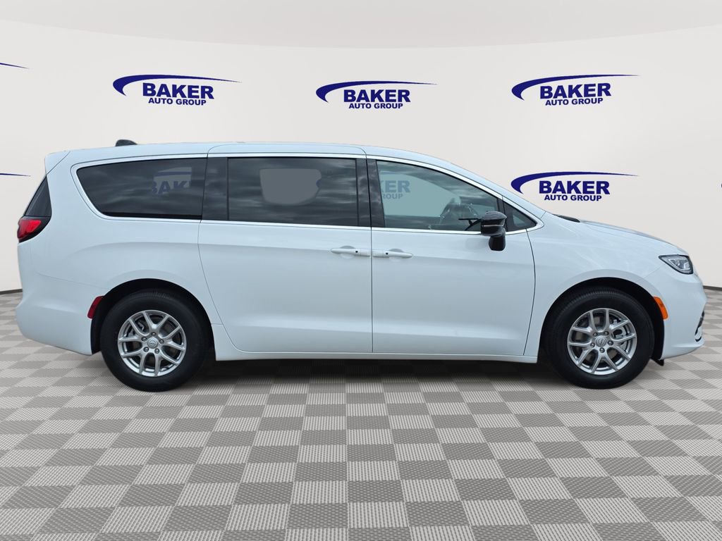 New 2026 Chrysler Pacifica Select image 2