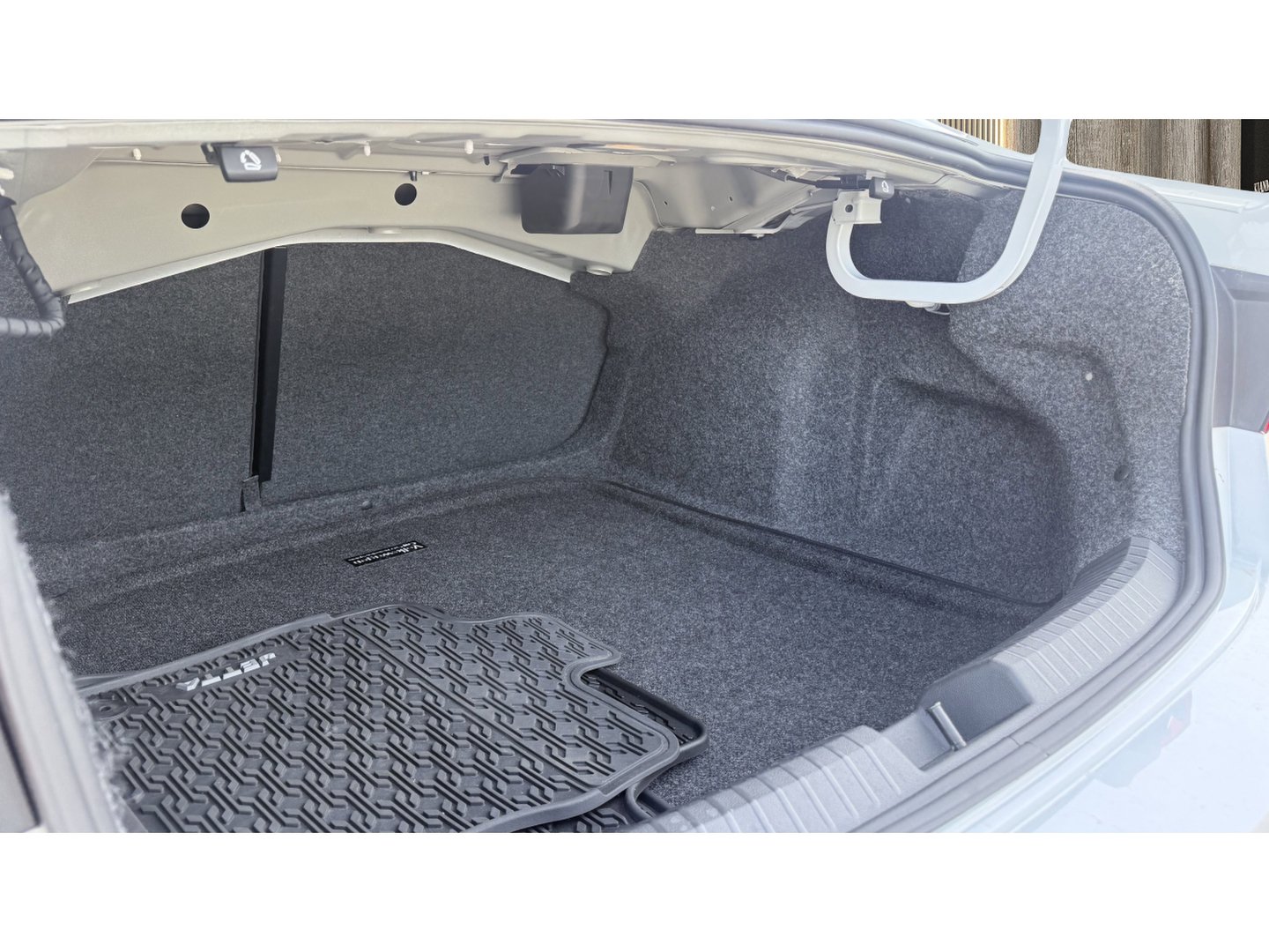 Used 2025 Volkswagen Jetta SE FWD image 14