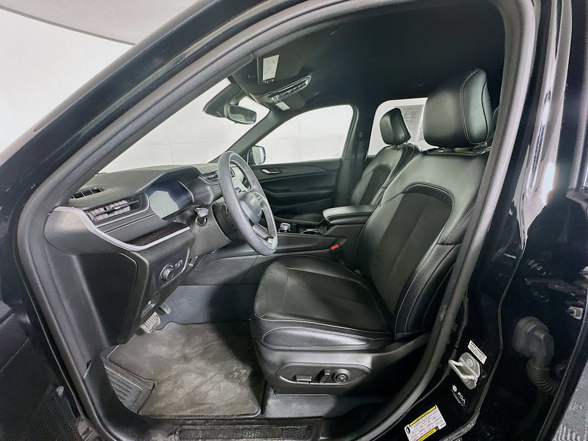 Used 2023 Jeep Grand Cherokee L Laredo image 13