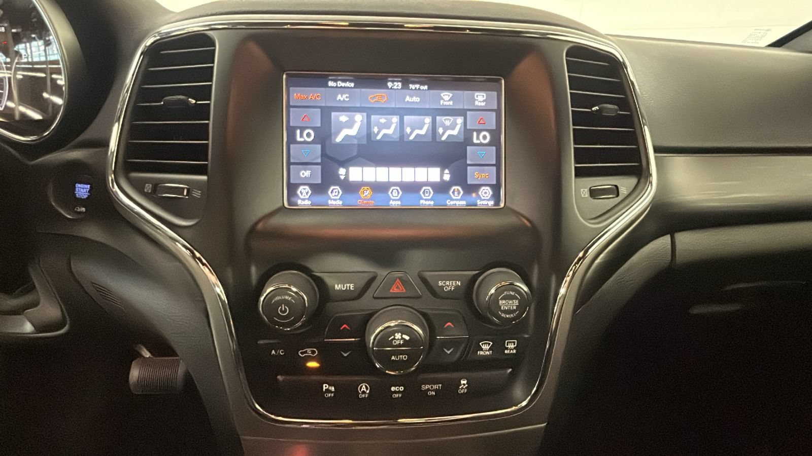Used 2019 Jeep Grand Cherokee Laredo AWD/4WD image 26