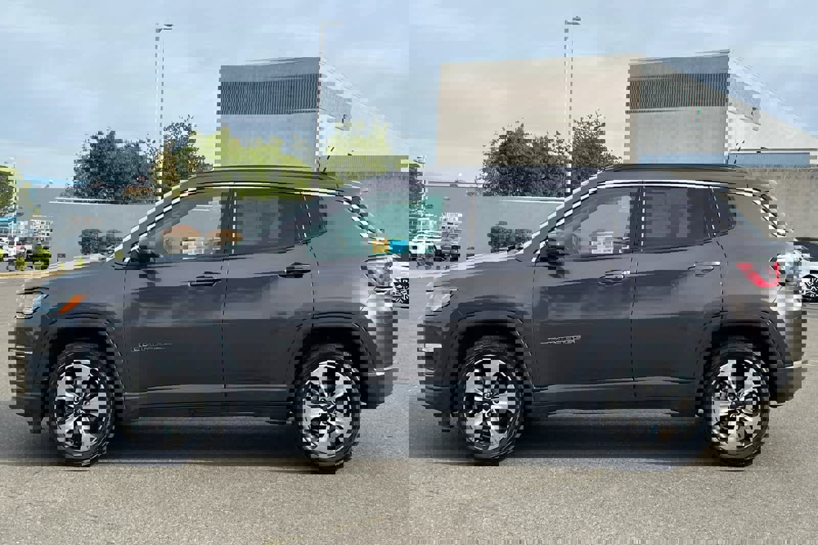 Used 2018 Jeep Compass Latitude w/ Popular Equipment Group image 9