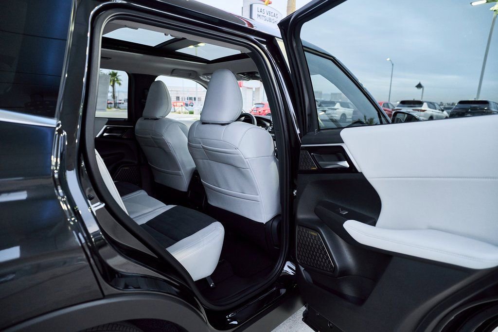 New 2026 Mitsubishi Outlander SE FWD image 15