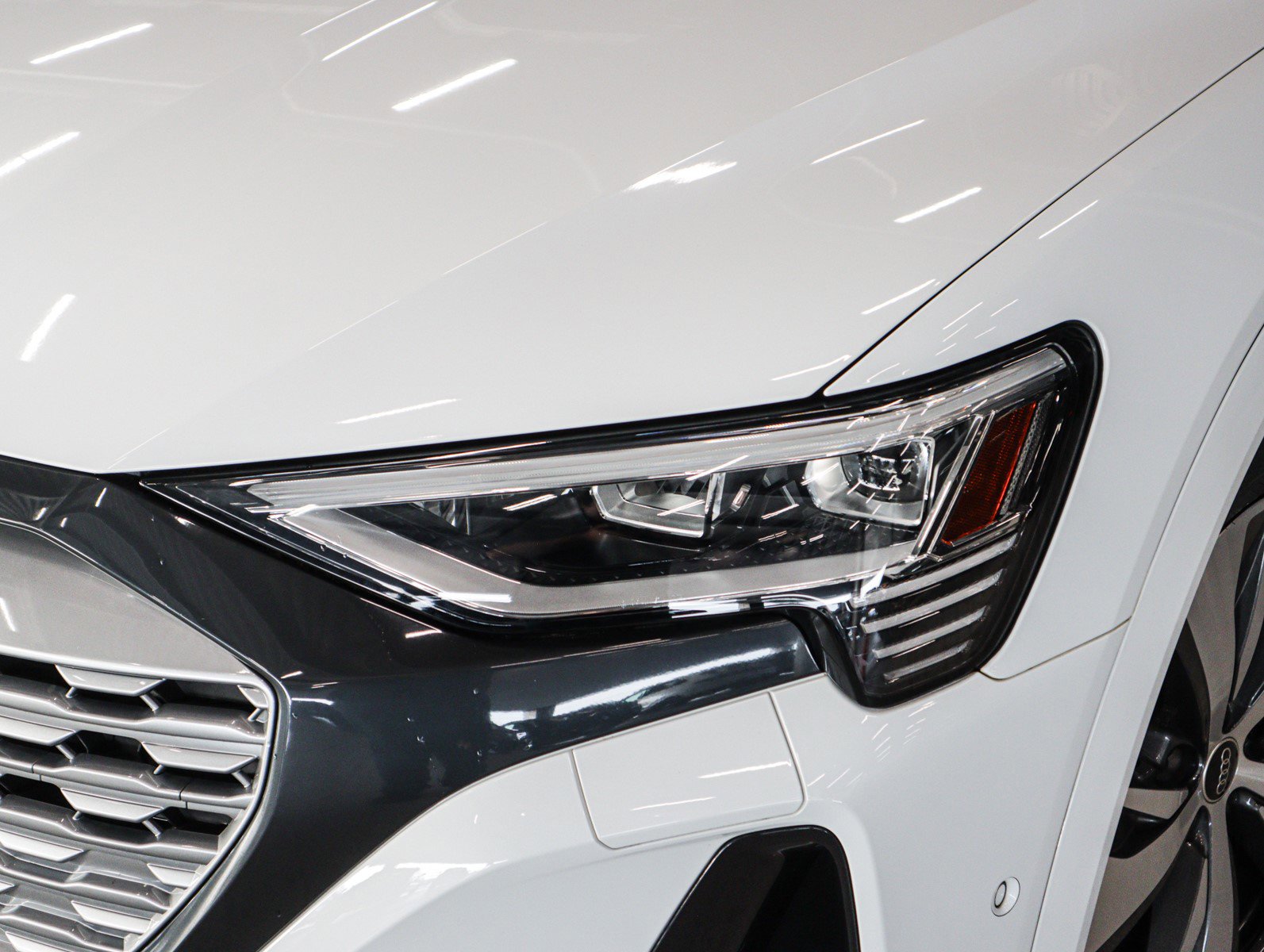 Used 2024 Audi Q8 e-tron Premium Plus image 25