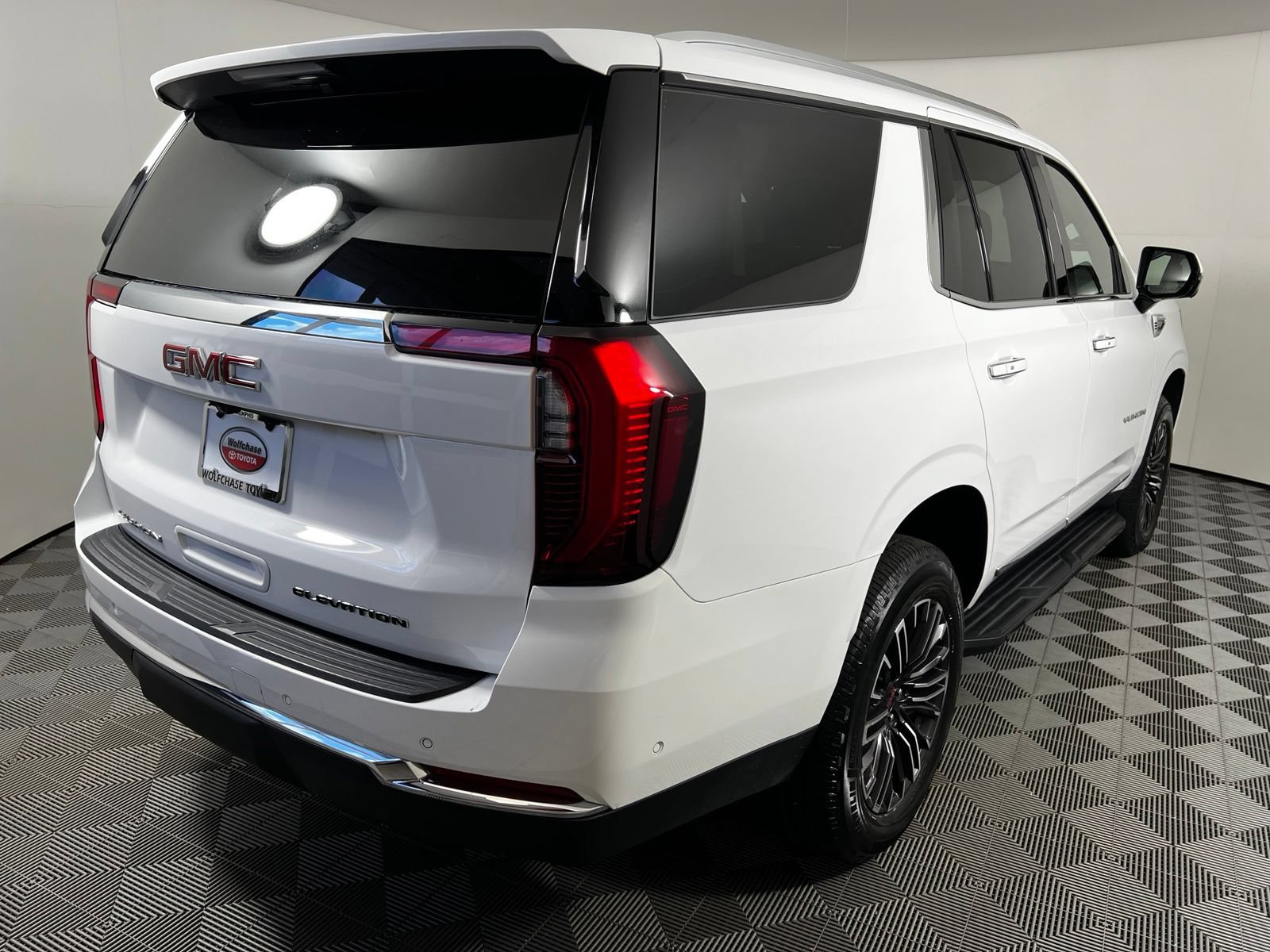 Used 2025 GMC Yukon Elevation AWD/4WD image 5