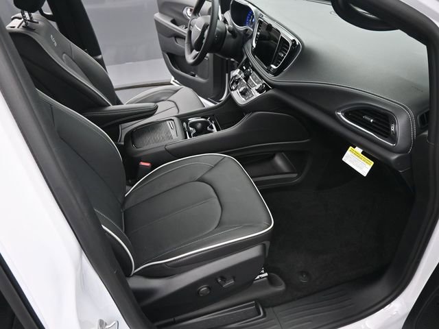New 2026 Chrysler Pacifica Limited w/ Uconnect Theater Family Group AWD/4WD image 17