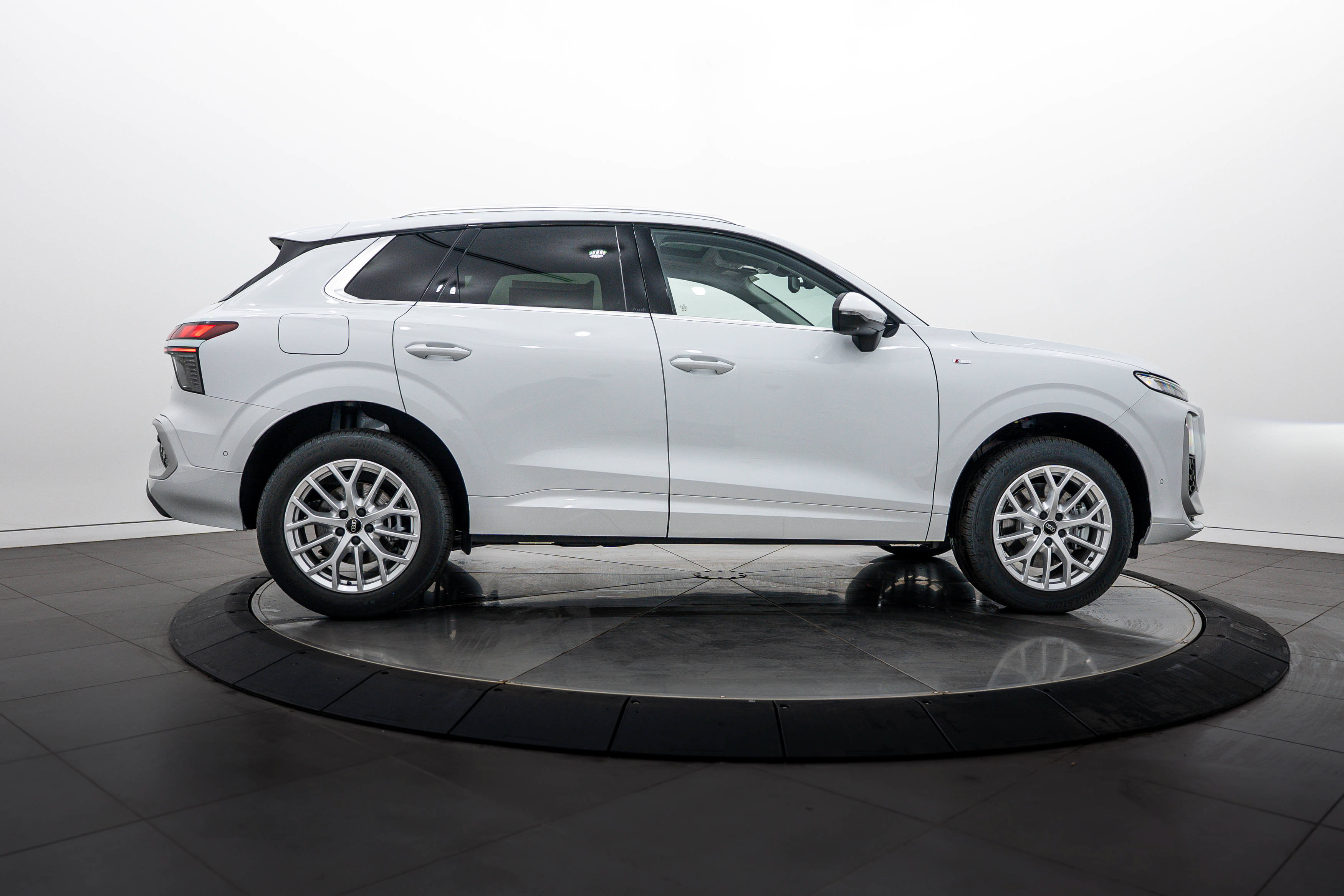 New 2026 Audi Q3 quattro 2.0T AWD/4WD image 3