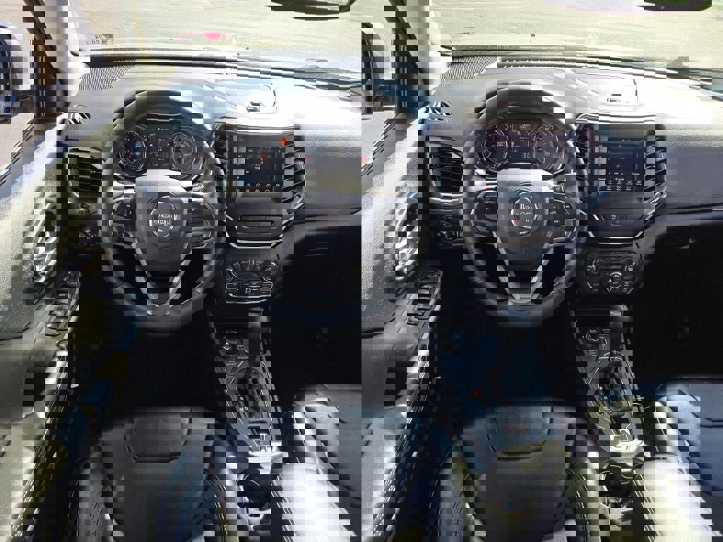 Used 2019 Jeep Cherokee Latitude Plus w/ Comfort/Convenience Group image 16