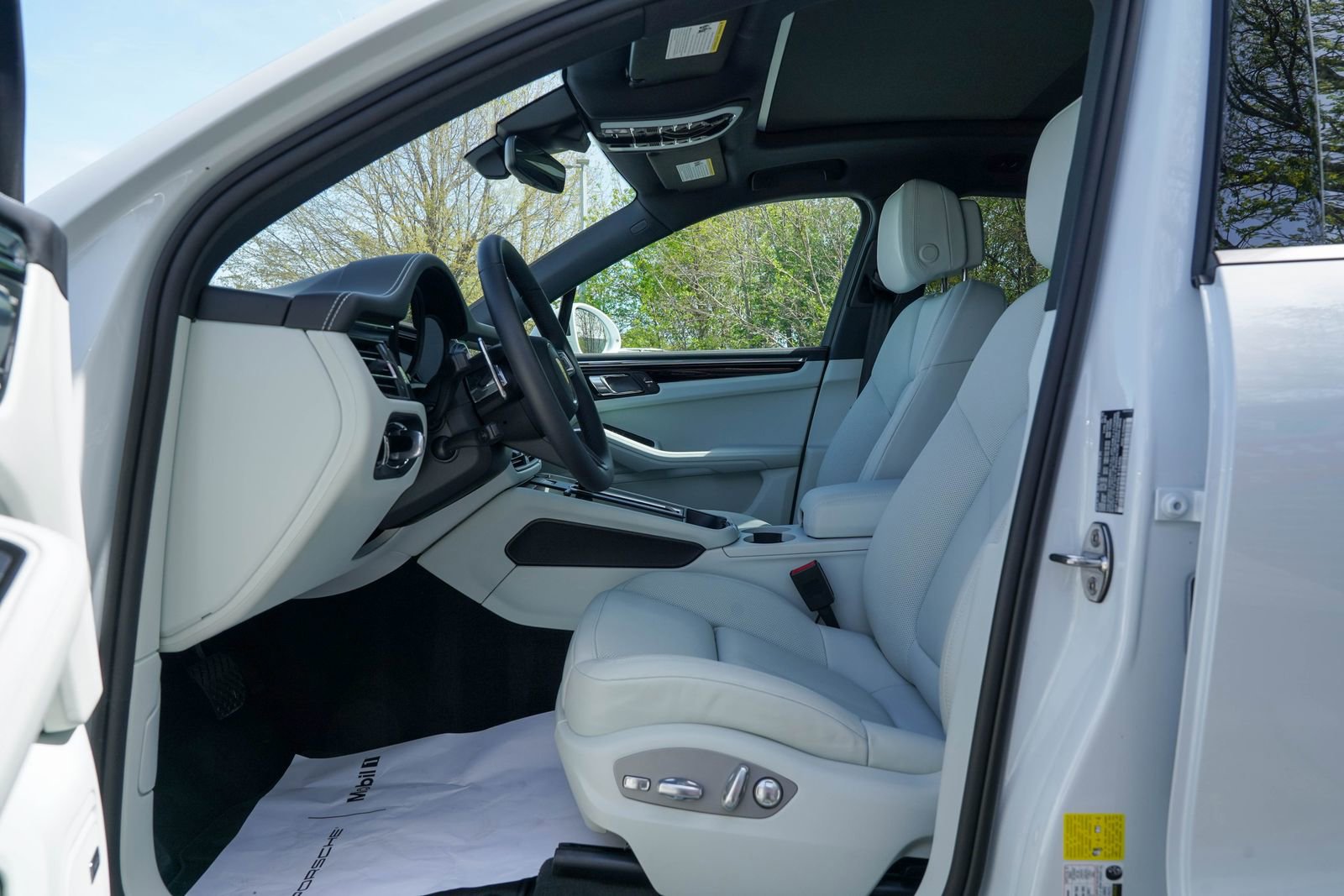 Certified 2025 Porsche Macan image 24