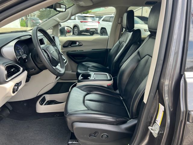 Used 2023 Chrysler Pacifica Touring-L FWD image 3