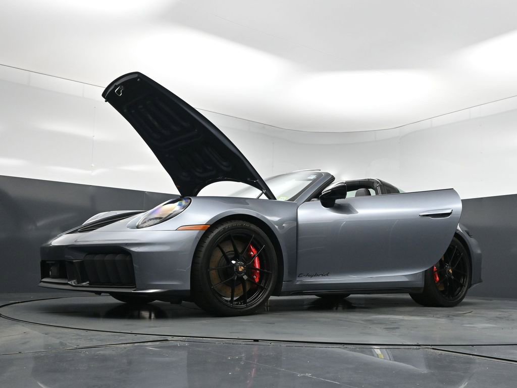Certified 2026 Porsche 911 Targa 4 GTS w/ Premium Package AWD/4WD image 36