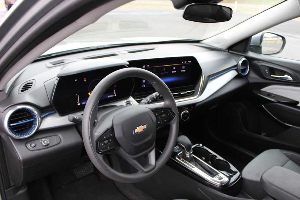 Used 2025 Chevrolet Trax LT image 21