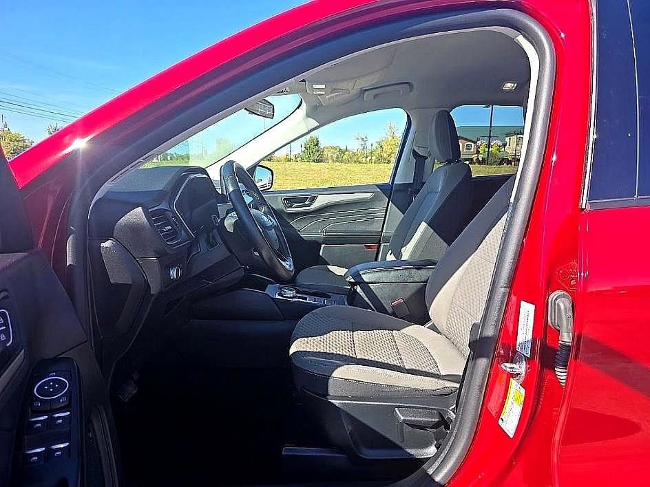 Used 2022 Ford Escape SE w/ Cold Weather Package image 10