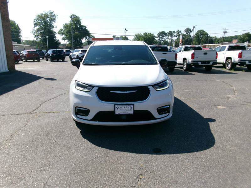Used 2025 Chrysler Pacifica Select FWD image 3