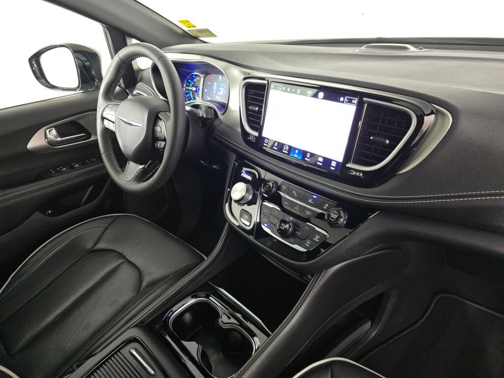 Used 2023 Chrysler Pacifica Limited w/ Uconnect Theater Family Group FWD image 46