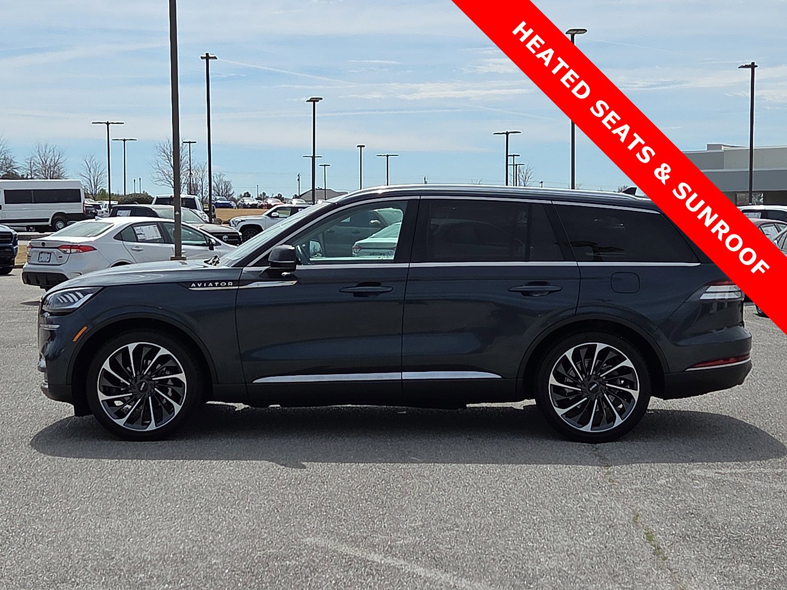 Used 2023 Lincoln Aviator Reserve w/ Equipment Group 201A image 3