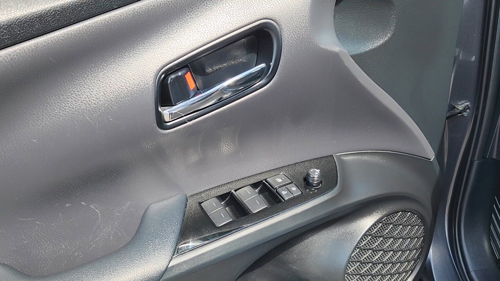 Used 2020 Toyota Prius LE AWD/4WD image 7