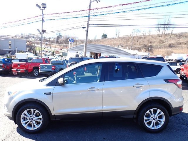 Used 2017 Ford Escape SE image 2