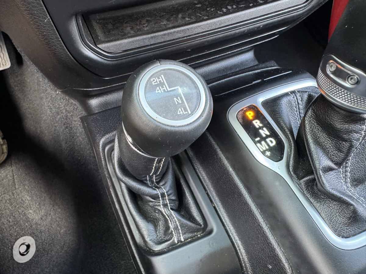 Used 2018 Jeep Wrangler Unlimited Sahara w/ LED Lighting Group AWD/4WD image 30