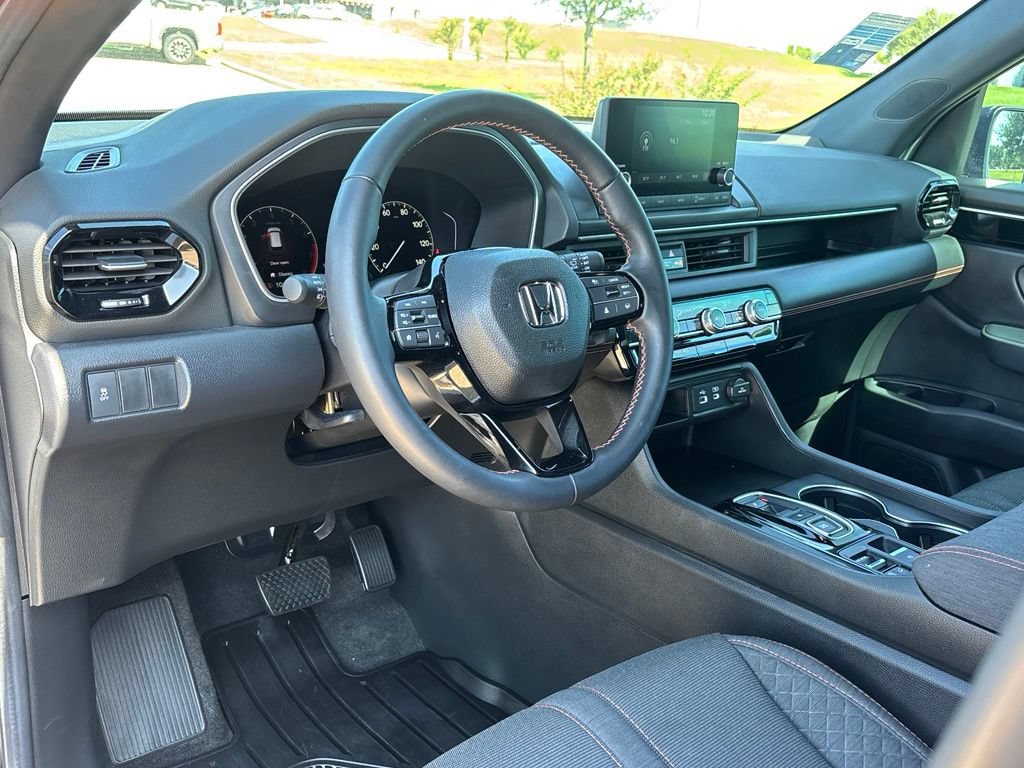 Used 2025 Honda Pilot Sport image 11