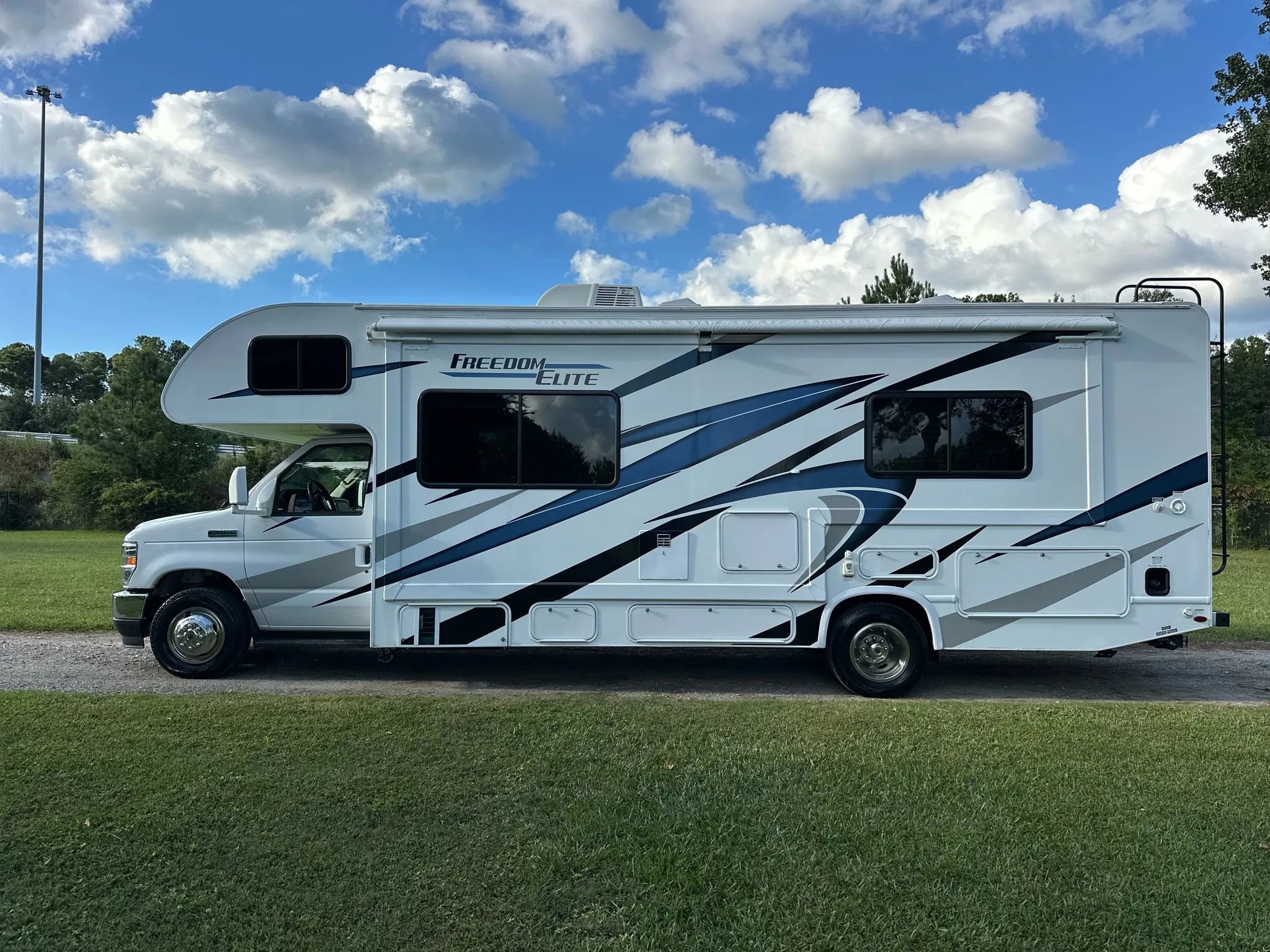 Used 2021 Ford E-450 and Econoline 450 Super Duty w/ Motorhome Prep Package image 11