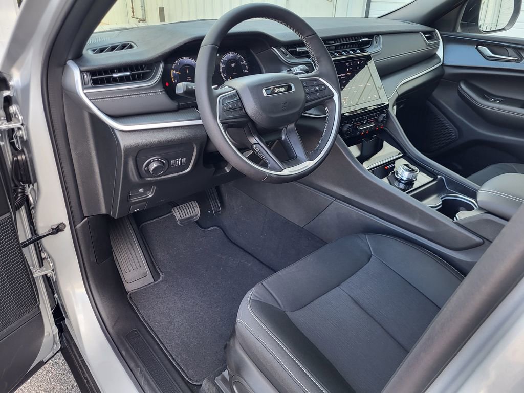New 2025 Jeep Grand Cherokee Laredo w/ Luxury Tech Group I AWD/4WD image 13