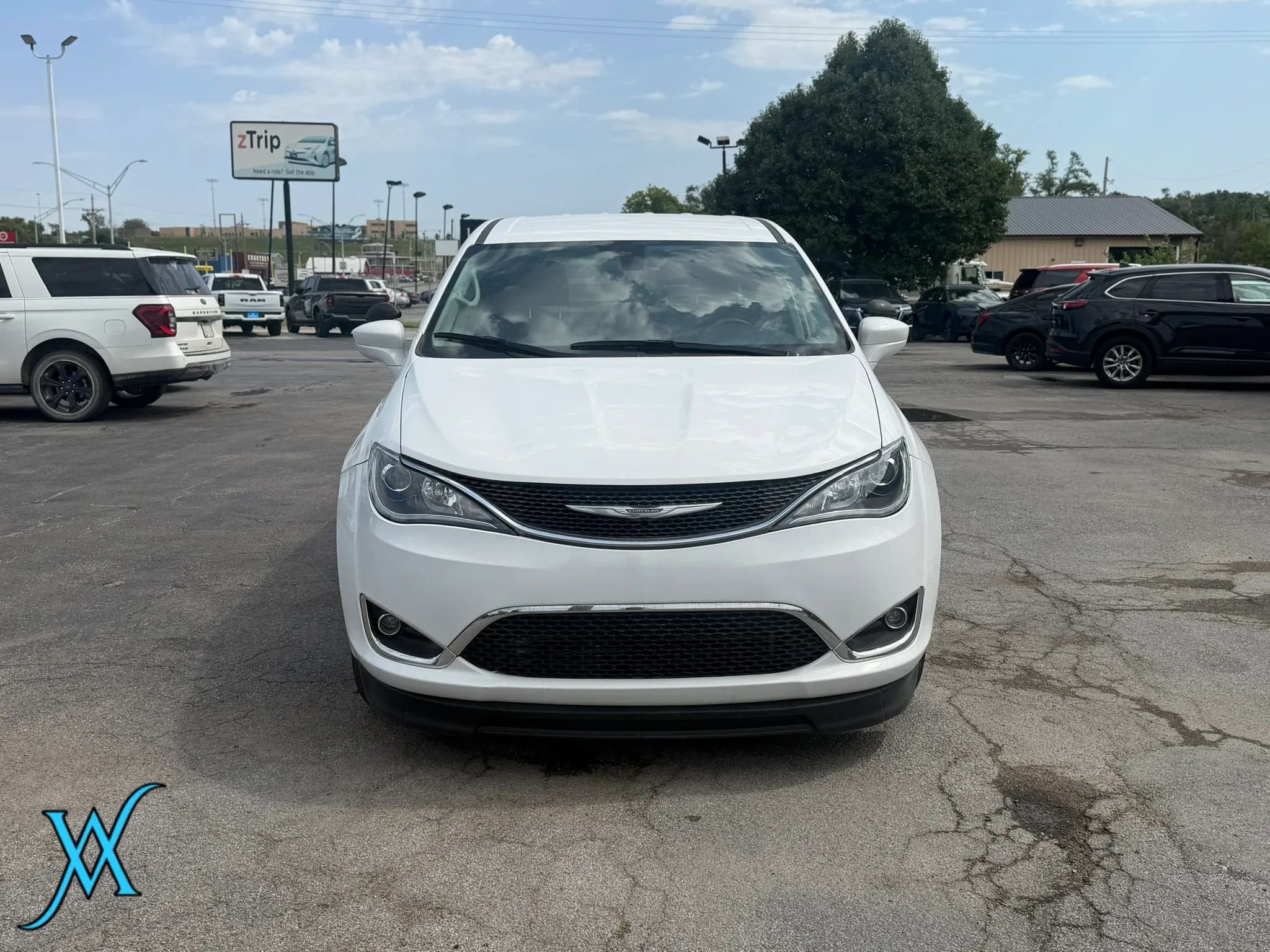 Used 2018 Chrysler Pacifica Touring Plus FWD image 2