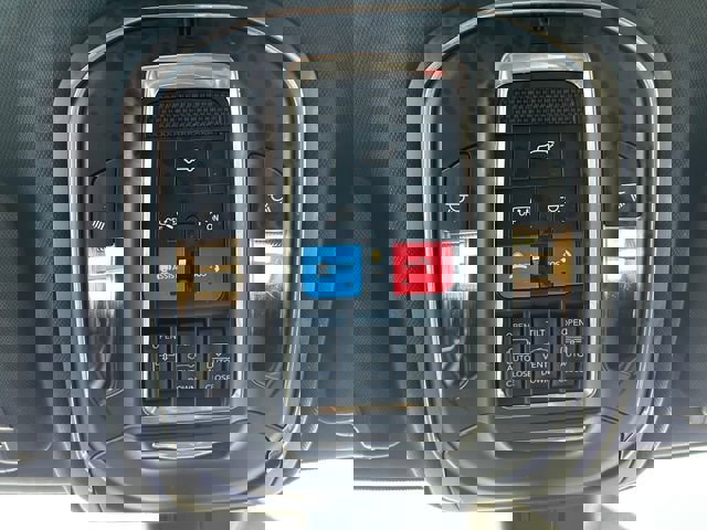 Used 2025 Jeep Grand Cherokee L Limited w/ Black Appearance Package image 32