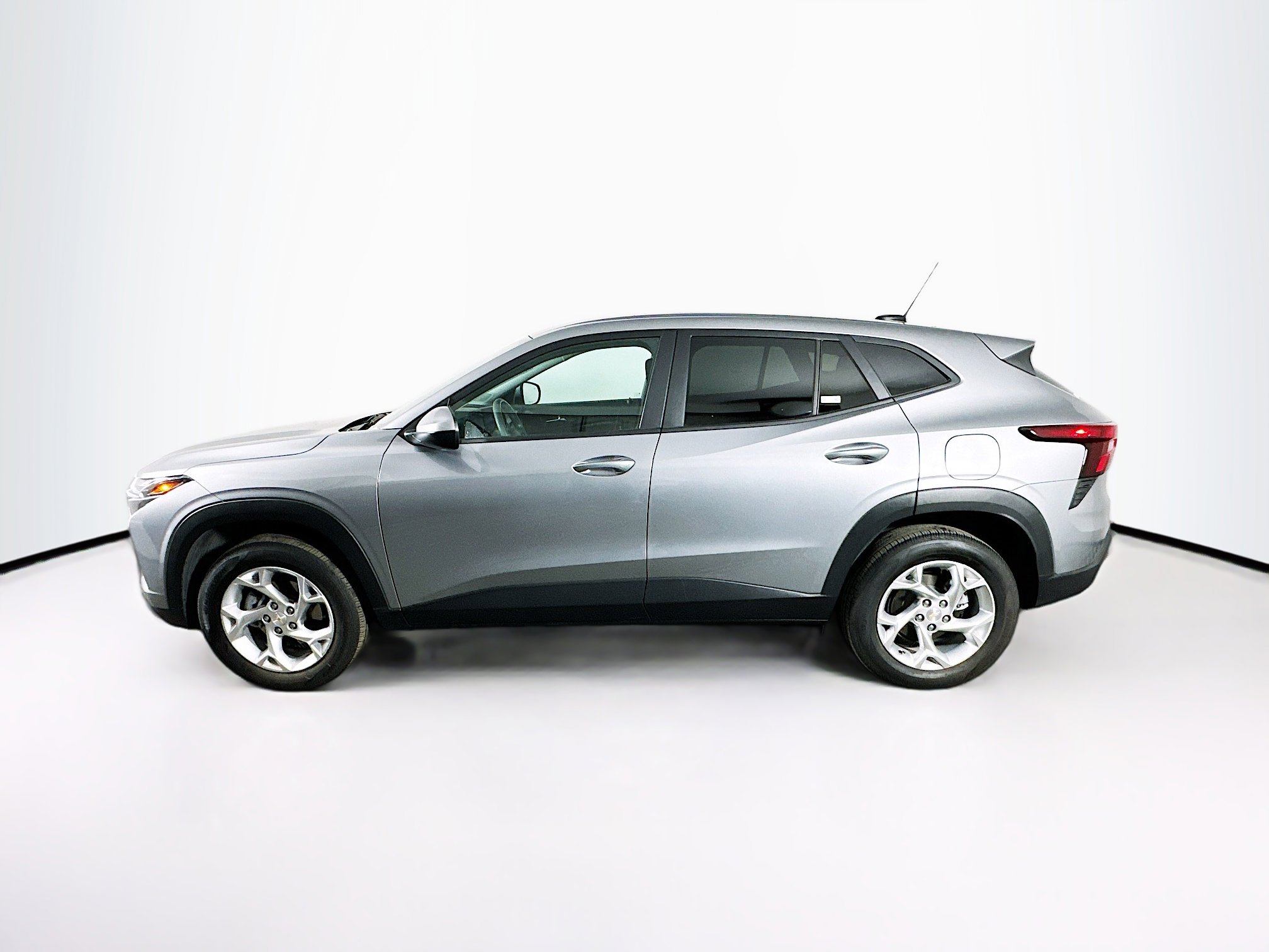 Used 2025 Chevrolet Trax LS w/ LS Convenience Package image 4