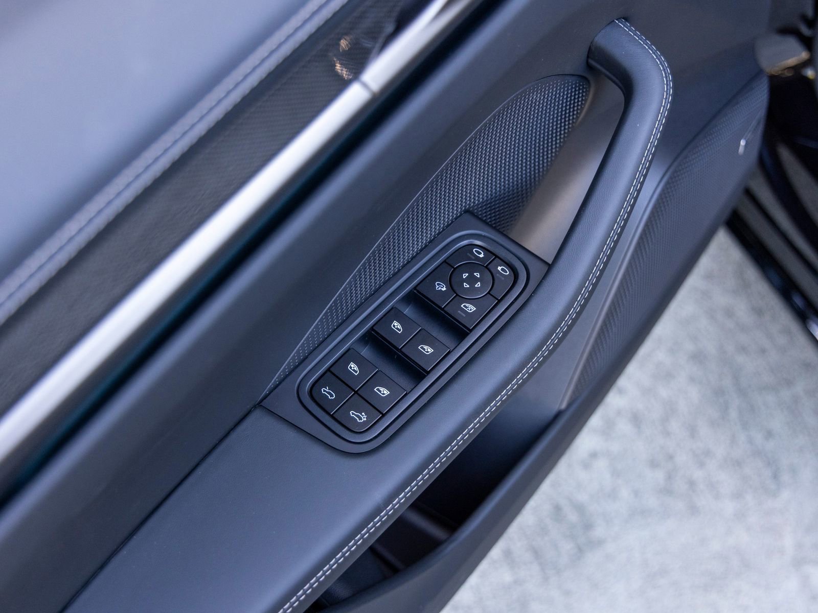 New 2026 Porsche Macan Turbo Electric image 24